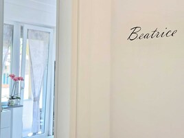 Camera Standard, vista montagna (Beatrice) | Una cassaforte in camera, insonorizzazione, ferro/asse da stiro