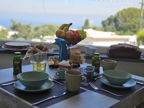 Free daily continental breakfast - Il Portico BB Capri (Capri)