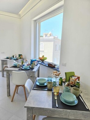 Free daily continental breakfast - Il Portico BB Capri  (Capri)