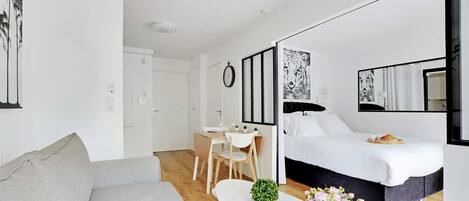 1 habitación, tabla de planchar con plancha y ropa de cama
