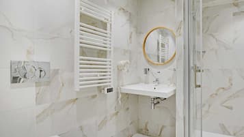 Apartment | Bathroom | Hair dryer, towels, shampoo
