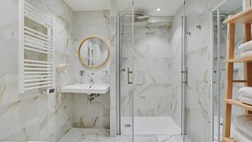 Apartment | Bathroom | Hair dryer, towels, shampoo