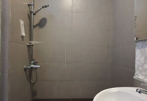 Standard Double Room, 1 King Bed | Bathroom | Shower, rainfall showerhead, free toiletries - Hotel O Signature Inn Miri (Miri)