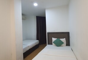 Escritorio, espacio para trabajar con laptop y ropa de cama