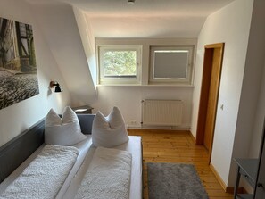 3 Schlafzimmer, Reisekinderbett, kostenloses WLAN, Bettwäsche