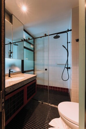 Shower, rainfall showerhead, free toiletries, hair dryer - Urbanli Hatyai Hotel (Hat Yai)