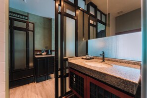 Dusj, regndusjhode, toalettartikler (inkludert) og hårføner