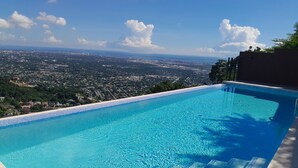 A clear blue pool with a view of a cityscape and ocean. - Kingston view (Kingston)