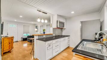 Réfrigérateur, plaque de cuisson, lave-vaisselle, cafetière/bouilloire