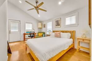 1 室のベッドルーム、デスク、WiFi (無料)、ベッドシーツ