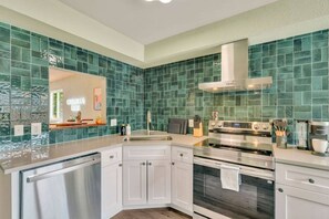 Fridge, oven, stovetop, dishwasher