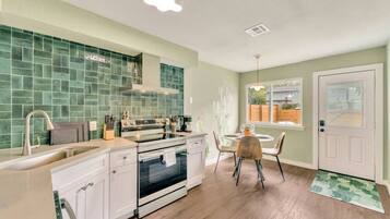 Jääkaappi, uuni, liesi, astianpesukone