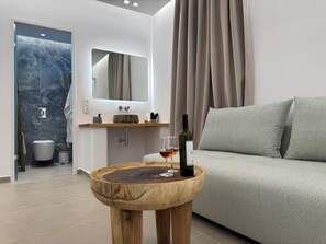 Deluxe Room | Living area