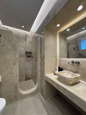 Kamar Deluks, 1 kamar tidur | Kamar mandi | Shower, pancuran hujan, perlengkapan mandi gratis, dan pengering rambut