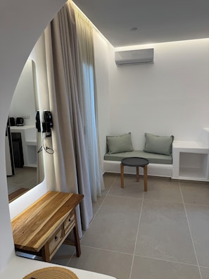 Deluxe Room | Living area