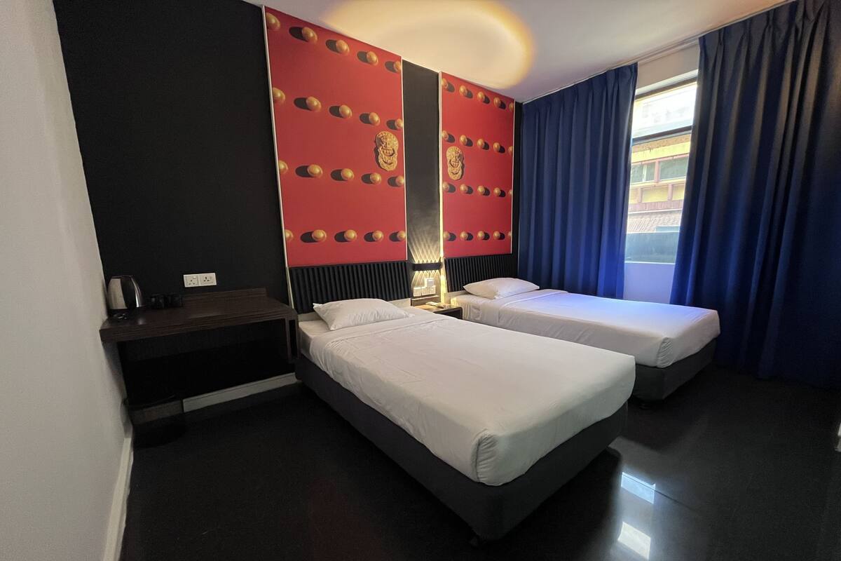 Deluxe Twin kamer | 1 slaapkamer, een bureau, een laptopwerkplek, beddengoed