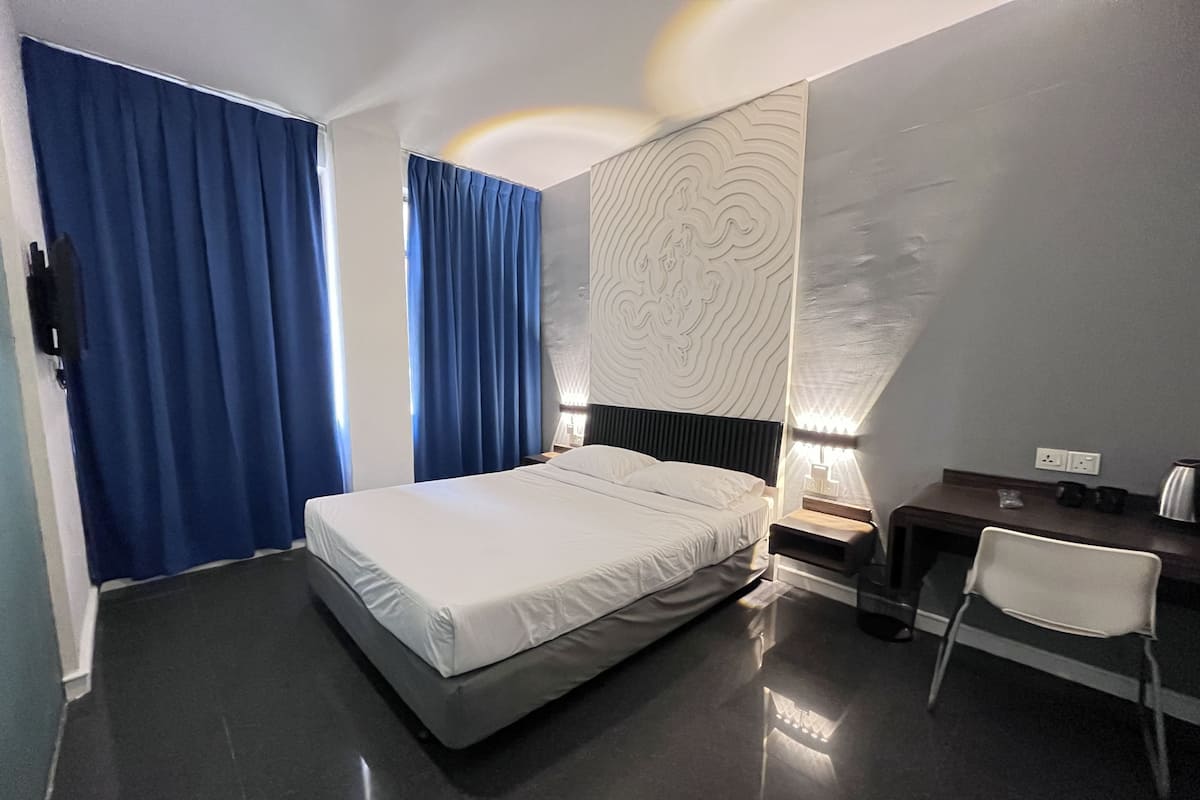 Deluxe tweepersoonskamer, 1 queensize bed | 1 slaapkamer, een bureau, een laptopwerkplek, beddengoed