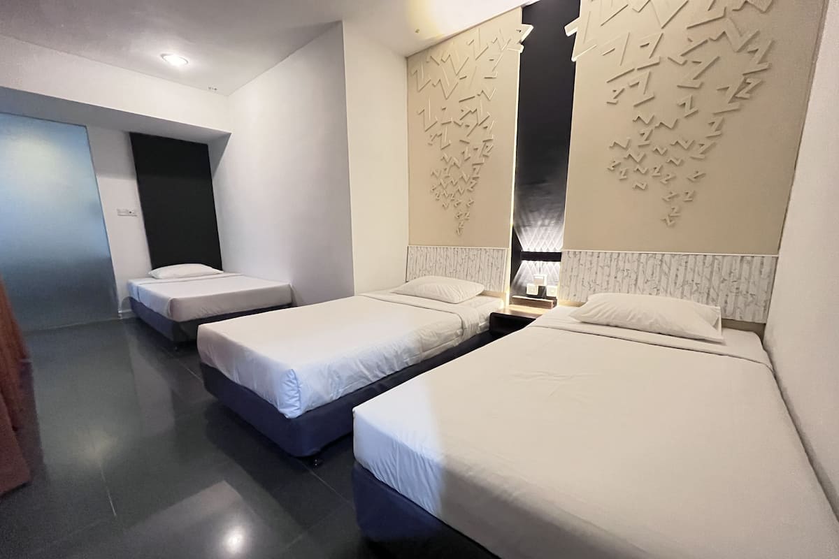 Superior Suite | Desk, laptop workspace, free WiFi, bed sheets