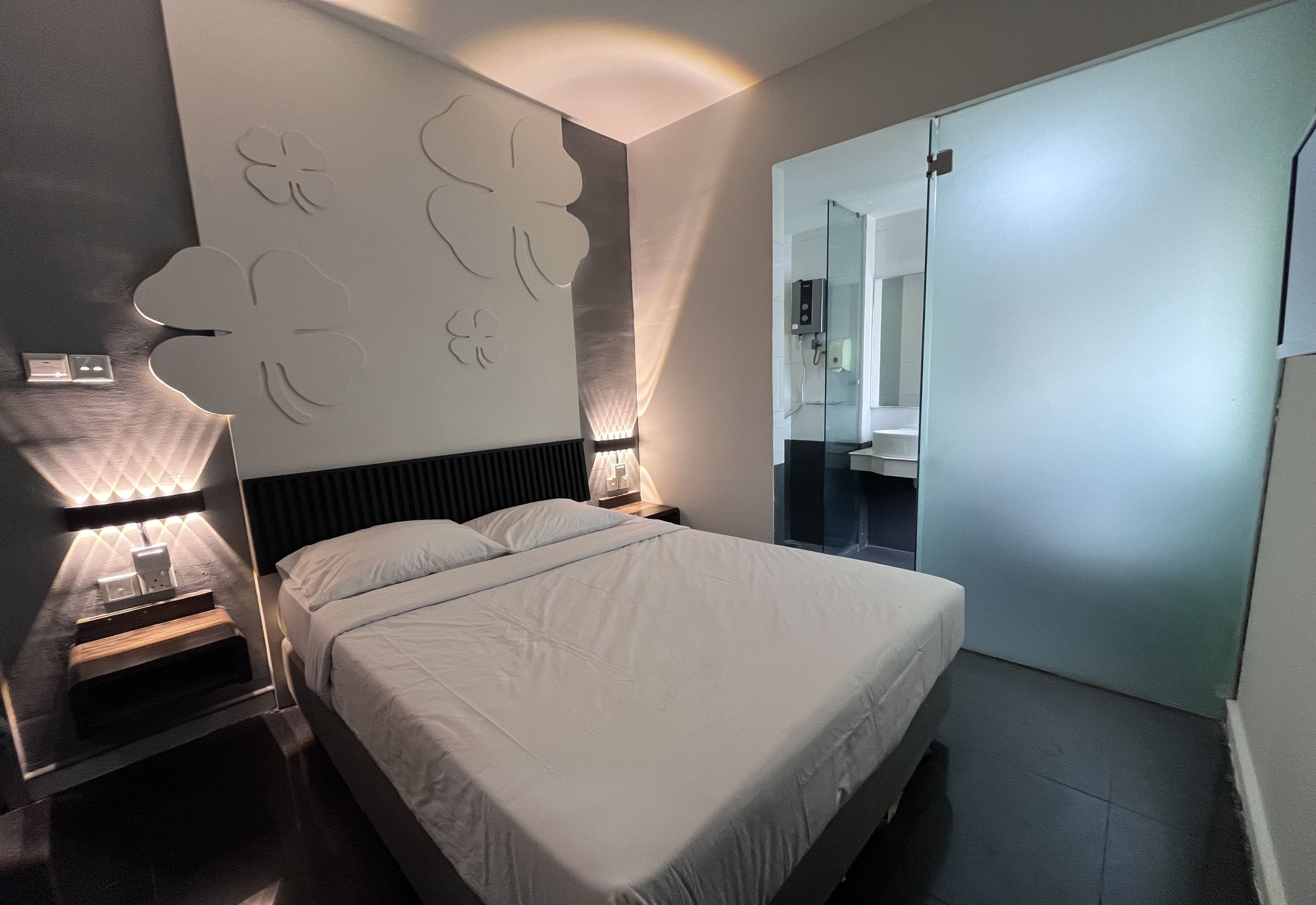 ห้องสแตนดาร์ดดับเบิล, เตียงควีนไซส์ 1 เตียง | โต๊ะทำงาน, พื้นที่ทำงานแบบใช้แล็ปท็อป, ผ้าปูที่นอน