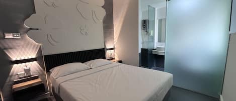 Dobbeltrom – standard, 1 queensize-seng | Skrivebord, skrivebord for bærbar PC og sengetøy