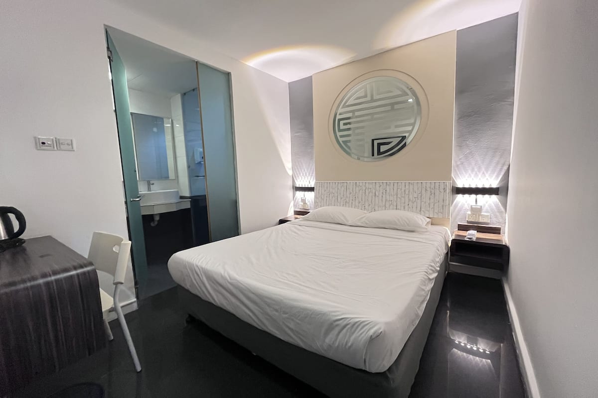 Standaard tweepersoonskamer, 1 queensize bed | 1 slaapkamer, een bureau, een laptopwerkplek, beddengoed