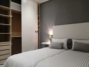 1 habitación, tabla de planchar con plancha y cuna de viaje 