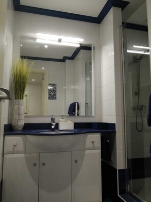 Shower, hair dryer, bidet, towels - Laidatxu Beach Apartment in Mundaka (Mundaka)