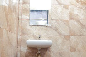 Deluxe Double or Twin Room | Bathroom