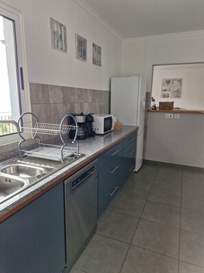 Mikrobølgeovn, ovn, kokeplater og oppvaskmaskin