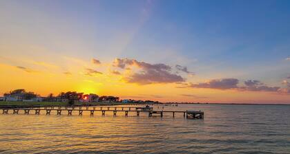 Cozy Coastal Retreat in Port Alto - Waterfront Views and Bayfront Fun!