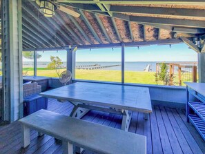 Outdoor dining - Cozy Coastal Retreat in Port Alto - Waterfront Views and Bayfront Fun! (Port Lavaca)