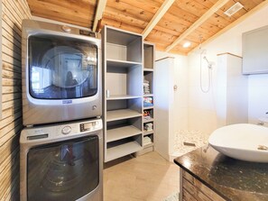 Shower, hair dryer, towels, soap - Cozy Coastal Retreat in Port Alto - Waterfront Views and Bayfront Fun! (Port Lavaca)