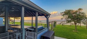 Outdoor dining - Cozy Coastal Retreat in Port Alto - Waterfront Views and Bayfront Fun! (Port Lavaca)