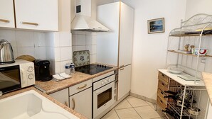 Wasserkocher mit Kaffee-/Teezubehör, Kühlschrank, Mikrowelle, Ofen