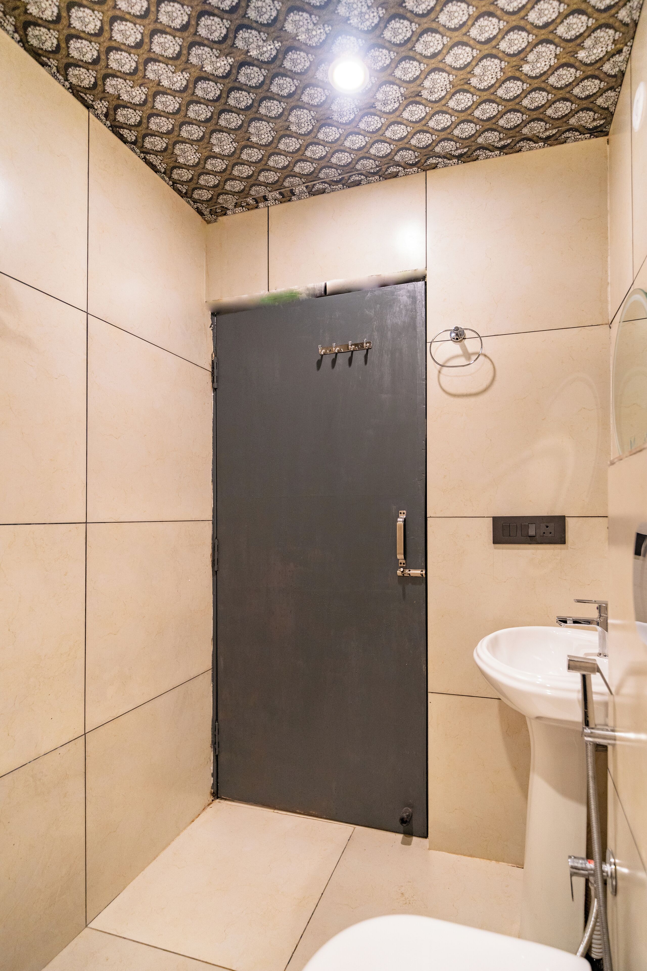 Double Room | Bathroom | Shower, free toiletries, towels