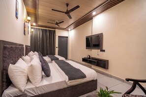 Quadruple Room | Iron/ironing board, free WiFi - Maple Hill Resort (Lansdowne)