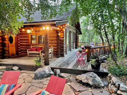 Rustic Sundance cabin, sleeps 13, hottub, firepits