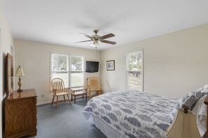 2 slaapkamers, een strijkplank/strijkijzer, gratis wifi, beddengoed
