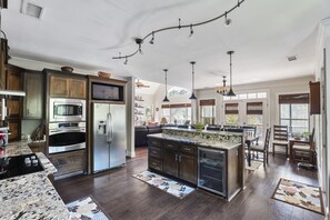 Køleskab, mikrobølgeovn, ovn, kogeplade