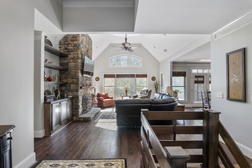 Luxury Home in Quiet Cove-SUPs Kayaks BBall Arcade