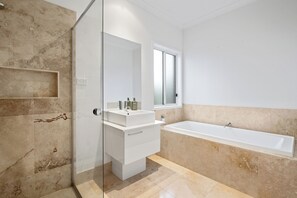 シャワー、ヘアドライヤー、タオル、トイレットペーパー