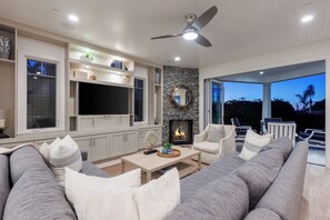 Smart-tv, een open haard en een dvd-speler