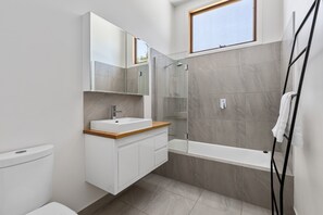 Bruser, hårtørrer, håndklæder