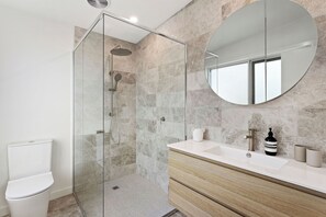 Shower, toilet paper - Ozone Oasis: 4  BR, 2  BA House in Sorrento , Sleeps 10 (Sorrento)