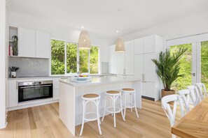 Fridge, microwave, stovetop, dishwasher - Palm House at Portsea (Portsea)