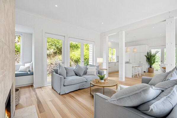 TV, fireplace - Palm House at Portsea (Portsea)