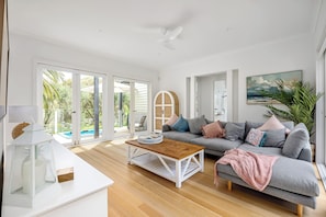 TV, fireplace - Palm House at Portsea (Portsea)