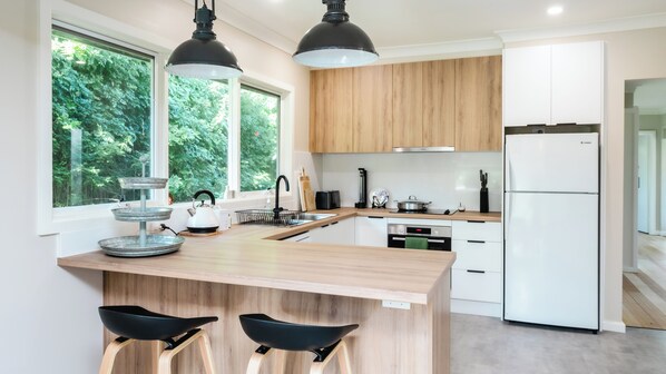 Réfrigérateur, micro-ondes, four, cafetière/bouilloire