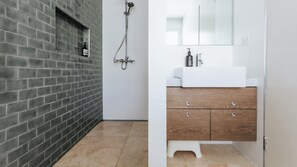 Shower, hair dryer, towels - Warriny: 4  BR, 2  BA House in St Andrews Beach , Sleeps 8 (St Andrews Beach)