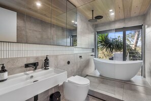 シャワー、ヘアドライヤー、タオル、トイレットペーパー